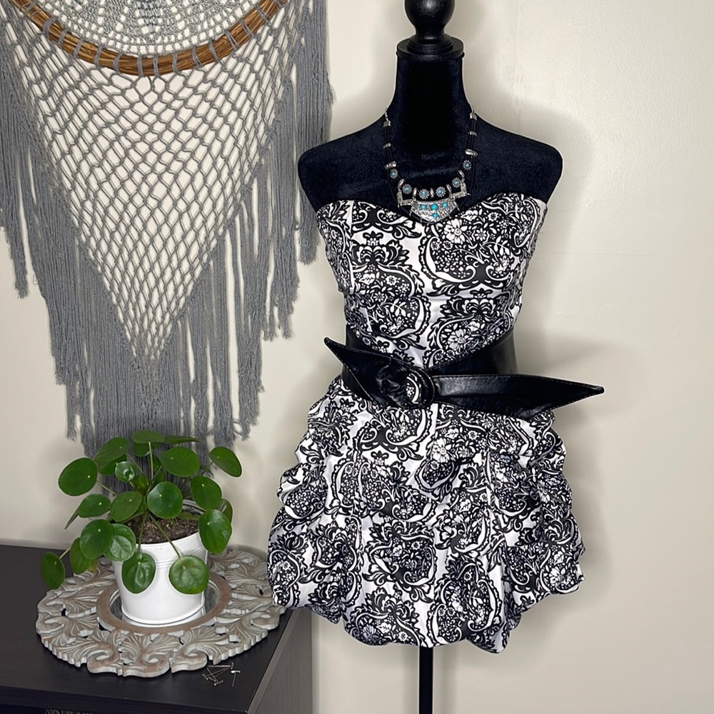 Cute little sort black and white dress